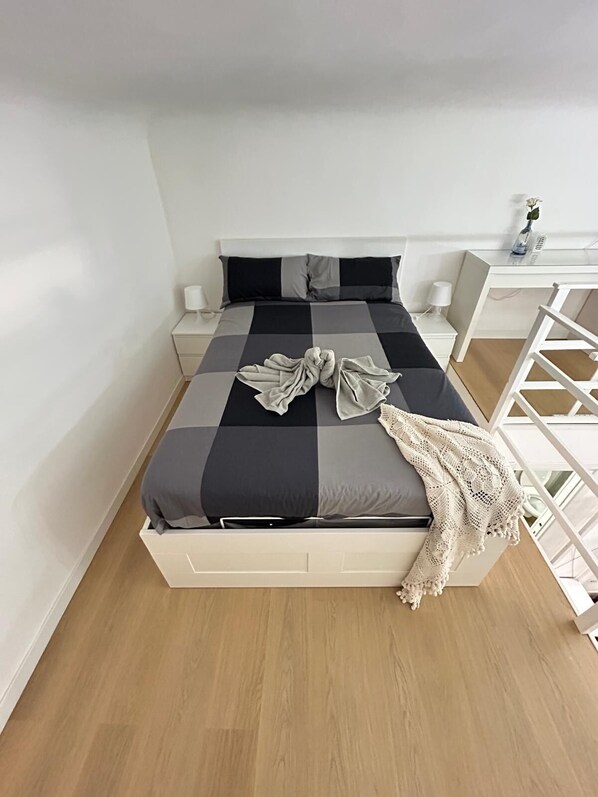 Iron/ironing board, WiFi, bed sheets