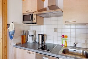 Private kitchen - Apartment 'Almrausch' with Shared Terrace, Balcony and Wi-Fi (Wagrain)