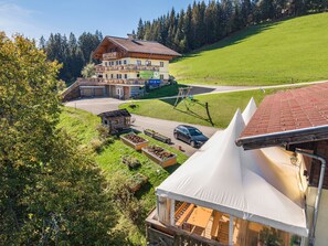 Un hôtel doté d’un grand bâtiment, d’un parking et situé sur une colline verdoyante.