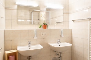 Een douche, handdoeken