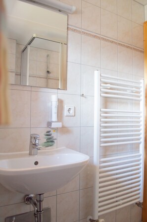 Douche, serviettes fournies