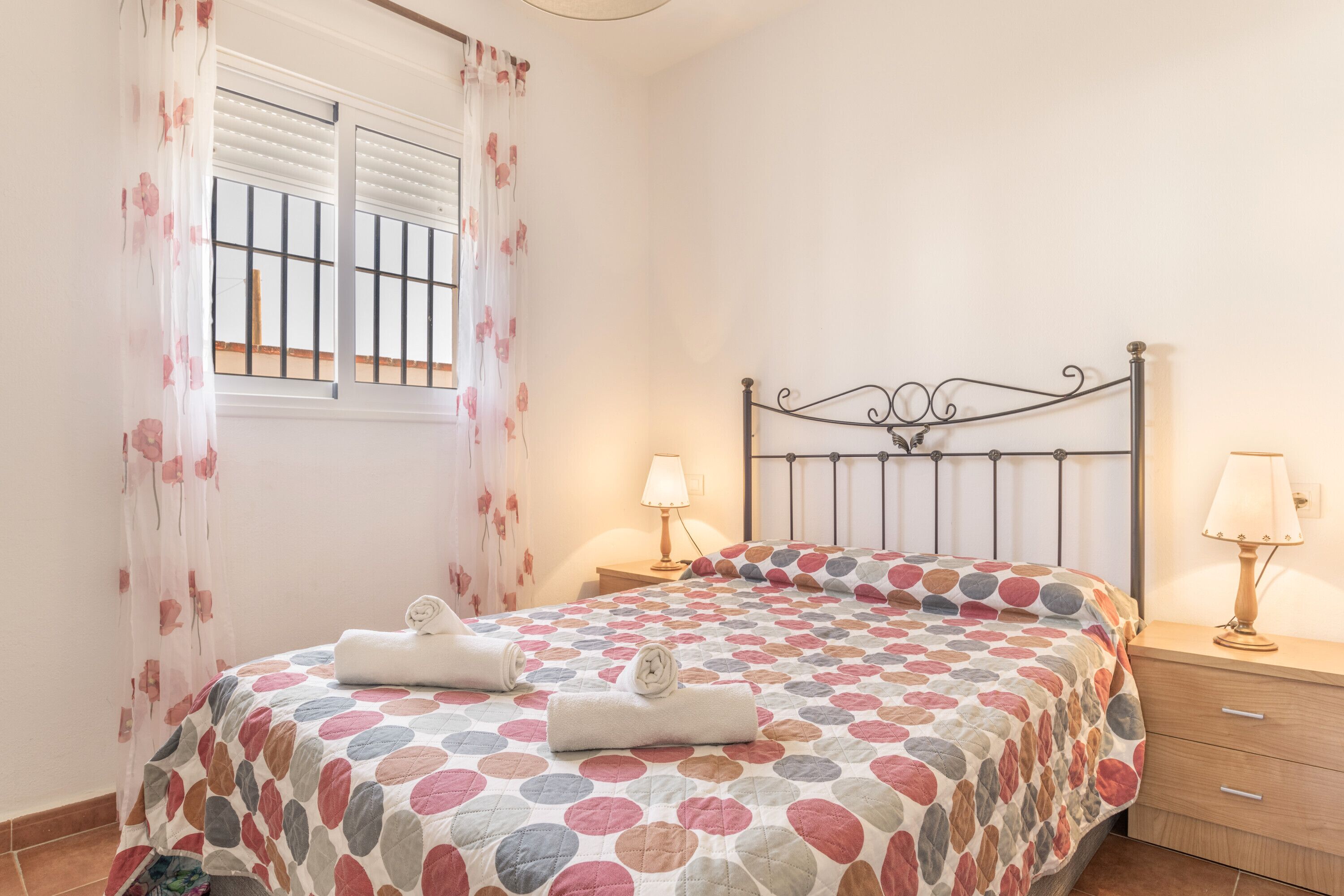 1 dormitorio, tabla de planchar con plancha, ropa de cama