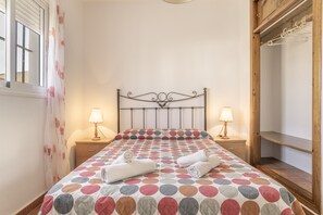 1 habitación, tabla de planchar con plancha y ropa de cama 