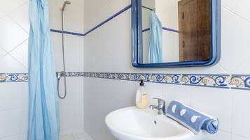 Een douche, handdoeken