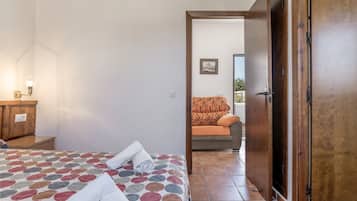 1 slaapkamer, een strijkplank/strijkijzer, beddengoed