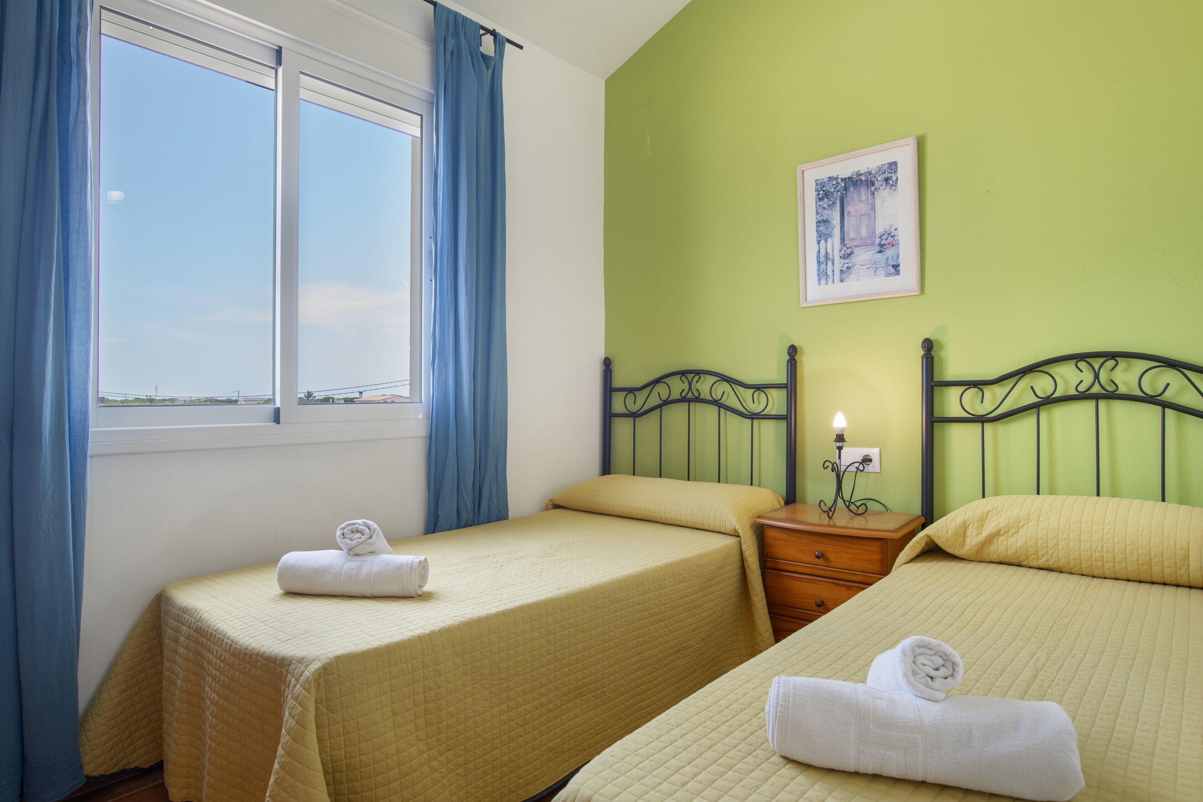 2 bedrooms, iron/ironing board, bed sheets