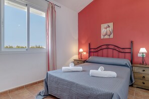2 bedrooms, iron/ironing board, bed sheets - Apartment 'Fran' with Shared Pool and Terrace (Conil de la Frontera)