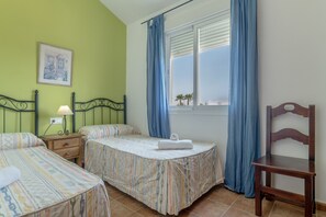 2 chambres, fer et planche à repasser, draps fournis