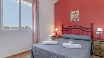 2 slaapkamers, een strijkplank/strijkijzer, beddengoed