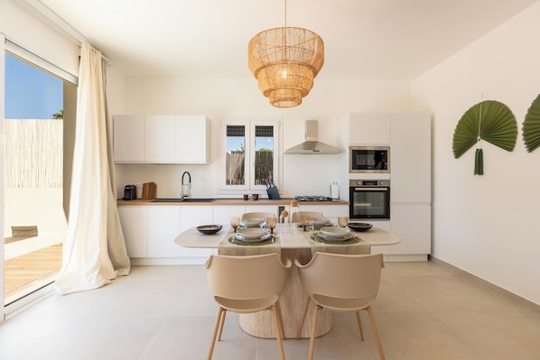Fridge, microwave, oven, stovetop - Villa Aman piscina e jacuzzi riscaldata (Ispica)