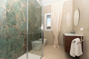 Dusche, kostenlose Toilettenartikel, Haartrockner, Bidet