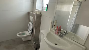 提供毛巾、番梘、廁紙