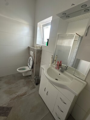 Serviettes fournies, savon, papier de toilette