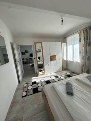 Iron/ironing board, WiFi, bed sheets