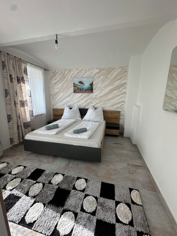 Iron/ironing board, WiFi, bed sheets