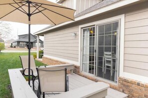 Outdoor dining - B.I.B.O. Bike In Bike Out-King Bed Hot Tub Comfy (Bentonville)