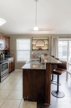 Een microgolfoven, een oven, een kookplaat, een vaatwasser