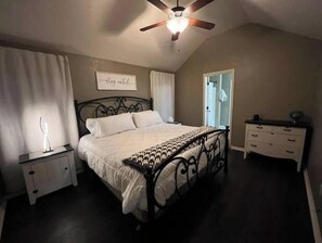 3 bedrooms, iron/ironing board, bed sheets - B.I.B.O. Bike In Bike Out-King Bed Hot Tub Comfy (Bentonville)