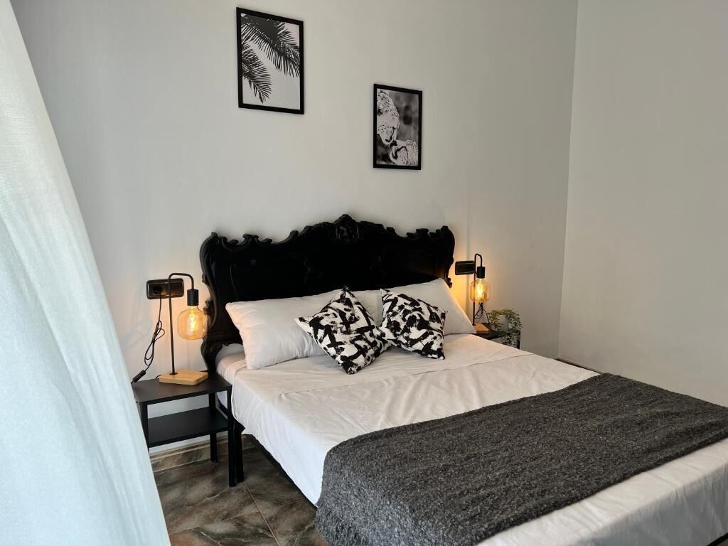 4 habitaciones, tabla de planchar con plancha, wifi y ropa de cama 