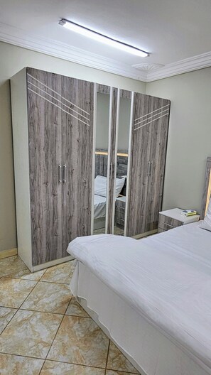 2 bedrooms, iron/ironing board, WiFi