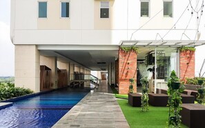 Una piscina al aire libre