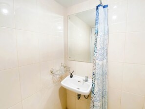 Standard Studio | Bathroom