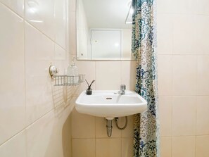 Standard Studio | Bathroom