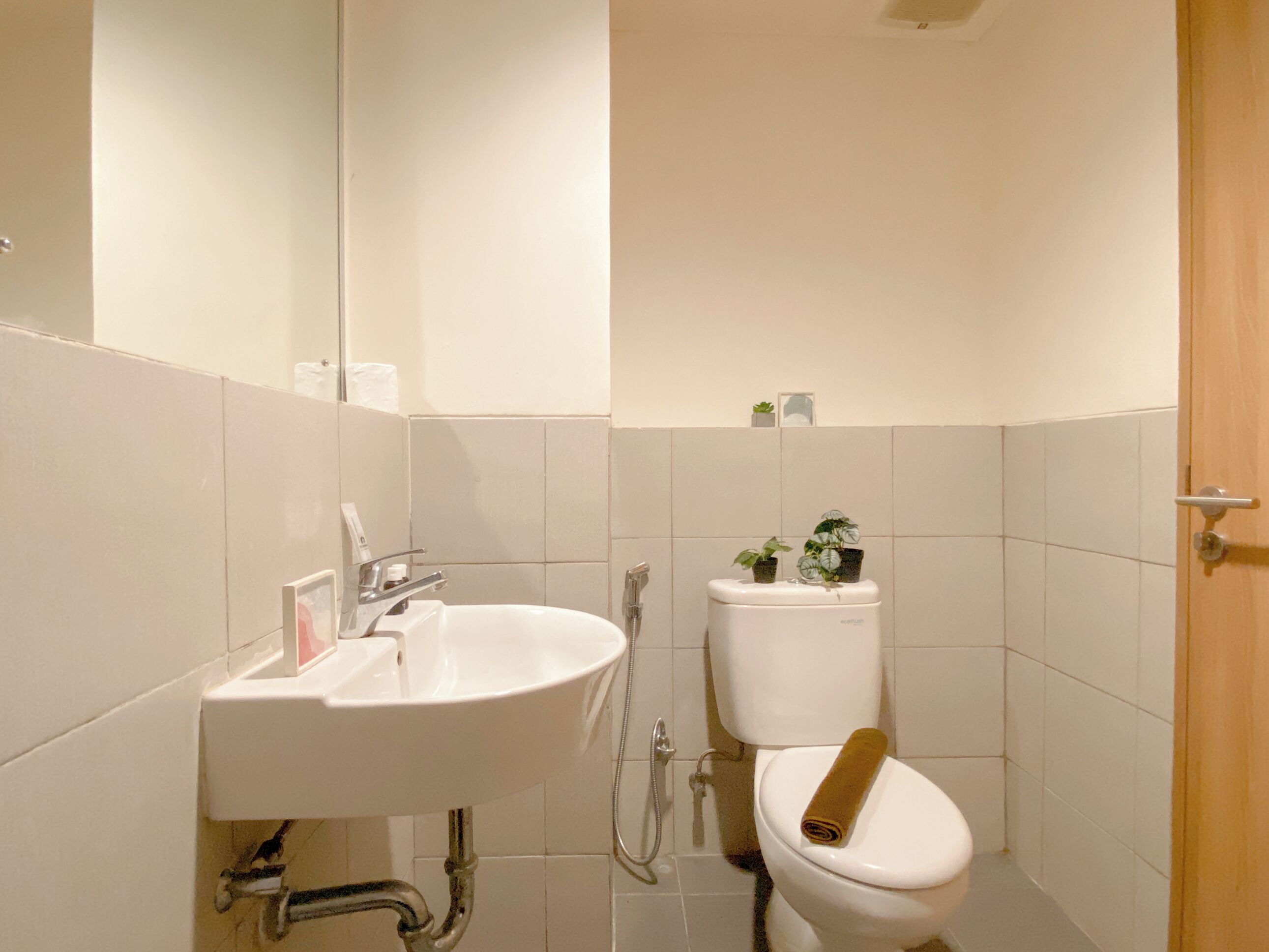 Ein Badezimmer mit Waschbecken, Toilette und Dusche.