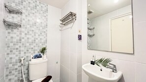 A bathroom with a toilet, sink, and shower area. - Comfort Studio At Tokyo Riverside Pik 2 Apartment (Teluknaga)