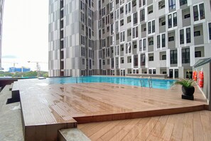 Una piscina al aire libre