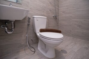 Standard Studio | Bathroom - Spacious Comfy Studio Room At Collins Boulevard Apartment (Tangerang)