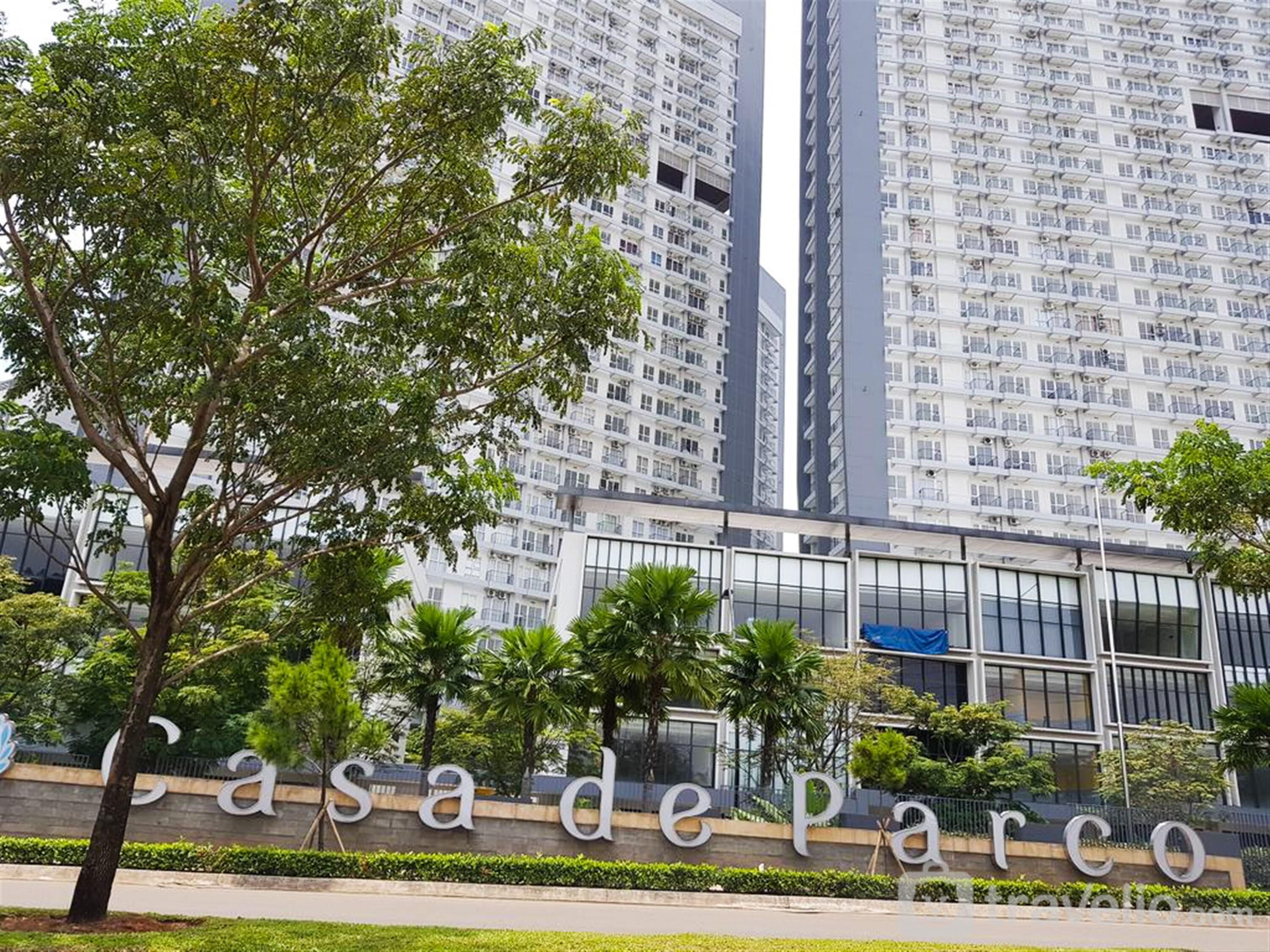 A modern building with a sign reading "Casadeparco".