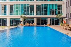 Una piscina al aire libre