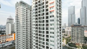 A high-rise building with multiple floors, large windows, and balconies. - Nice And Cozy 3Br Apartment At Thamrin Residence (Jakarta)