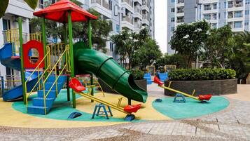 Área de juegos infantiles al aire libre