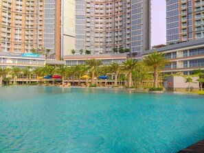 Outdoor pool - Pleasant Studio Room At Gold Coast Apartment (Jakarta)