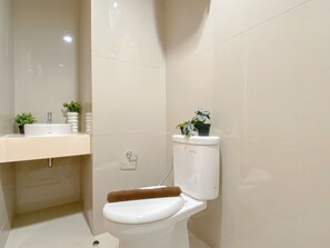 Deluxe Studio | Bathroom