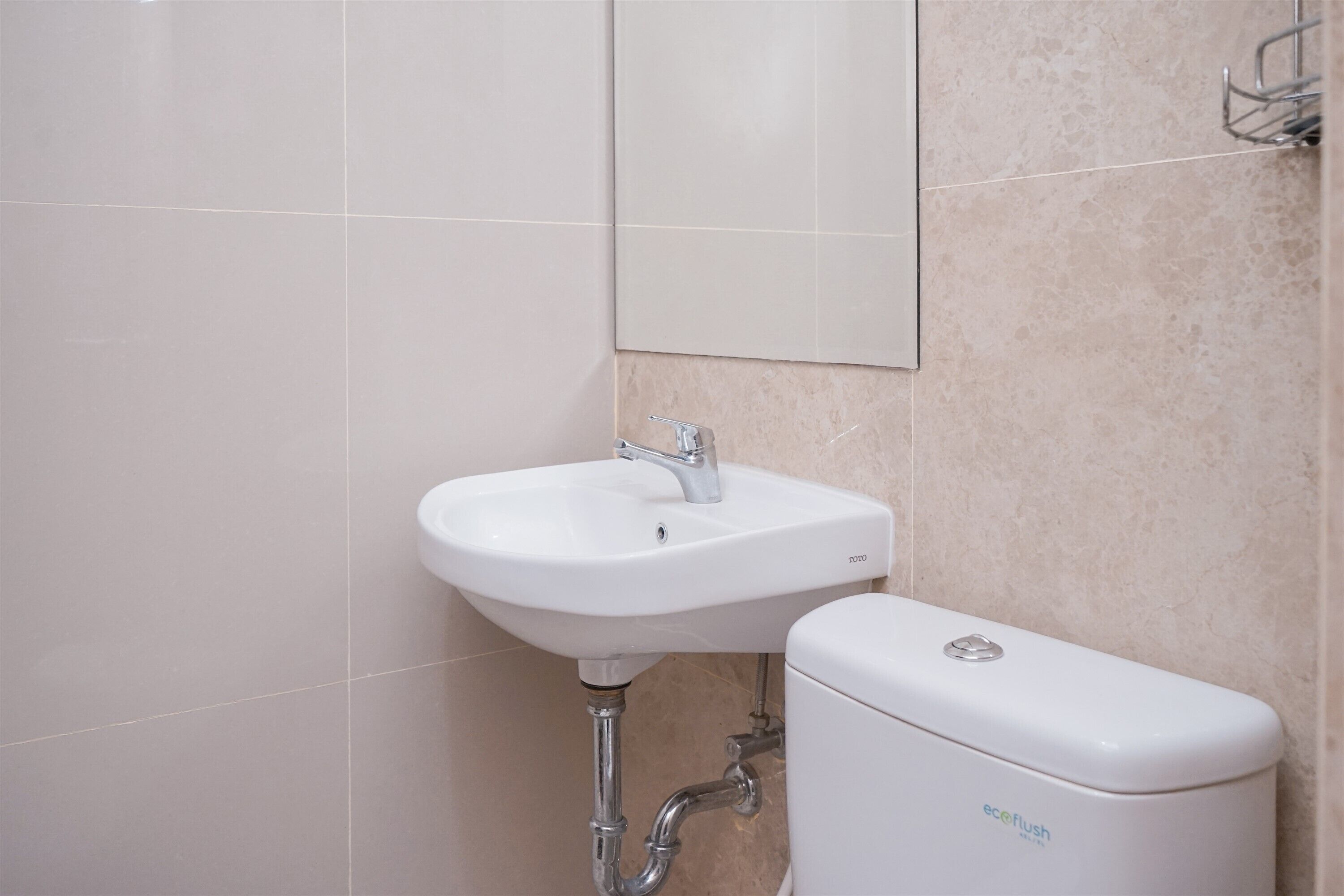 Ein Badezimmer mit einem weißen Waschbecken und einer Toilette.