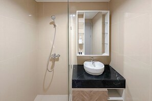 Bathroom - New Contemporary 2Br At Grand Sungkono Lagoon Apartment (Surabaya)
