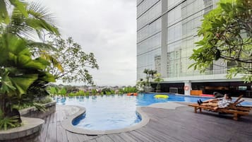 Hồ bơi ngoài trời