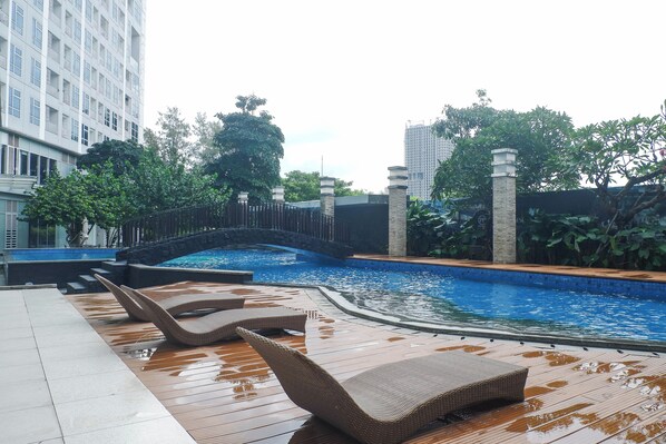 Una piscina al aire libre