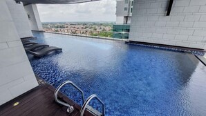Una piscina interior con vistas al paisaje urbano.