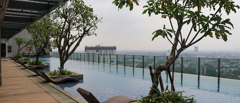 Hồ bơi ngoài trời