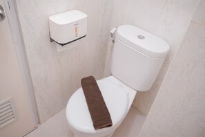Standard Studio | Bathroom - Pleasureable Studio Room At Serpong Greenview Apartment (South Tangerang)