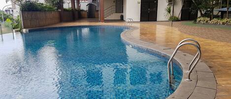 Una piscina al aire libre