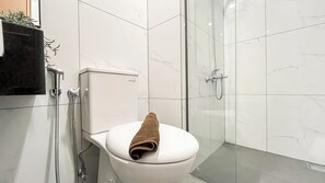 Standard Studio | Bathroom - Fully Furnished Studio Room At Ciputra World 2 Apartment (Jakarta)