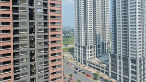 Un edificio residencial de gran altura con varios pisos, ventanas amplias y balcones.
