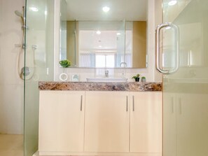 Standard Studio | Bathroom