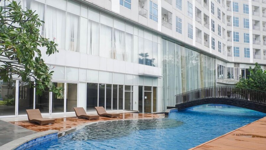 Comfy And Classic Studio At Grand Sungkono Lagoon Apartment