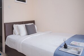 Standard Studio | Bed sheets - Warm And Cozy Studio Apartment At Serpong Garden (Cisauk)
